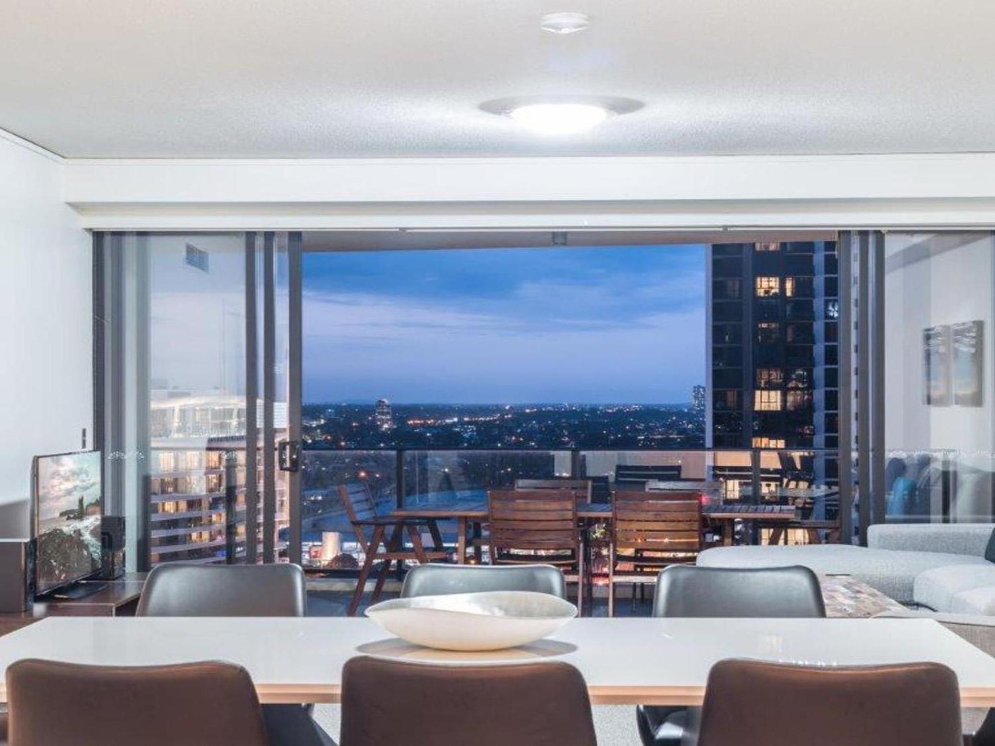 Apartment Stunning And Spacious With Ocean Views Sierra Grand Broadbeach - Gchm